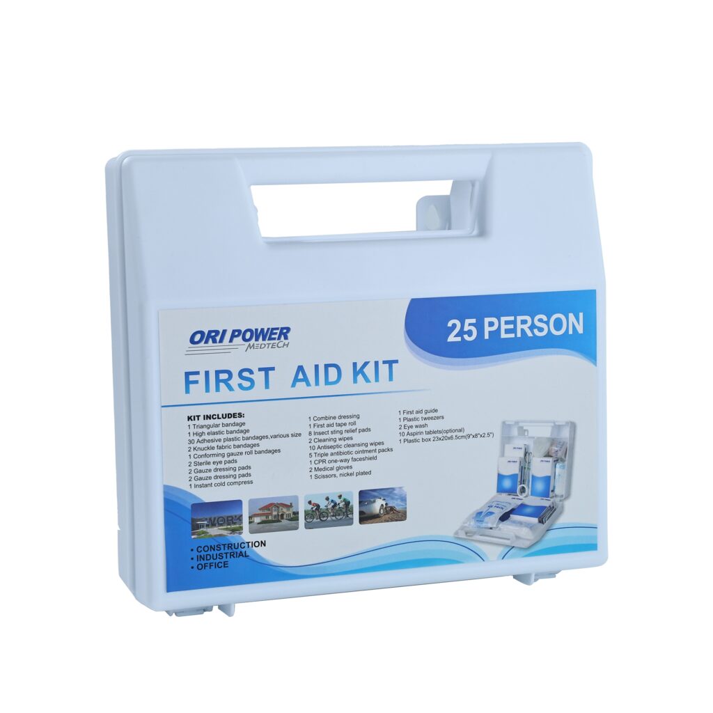 Ein Erste-Hilfe-Kasten mit einem Plastikkoffer und einem weißen Plastikbehälter, der für einen einfachen Zugang zu medizinischem Material organisiert ist.