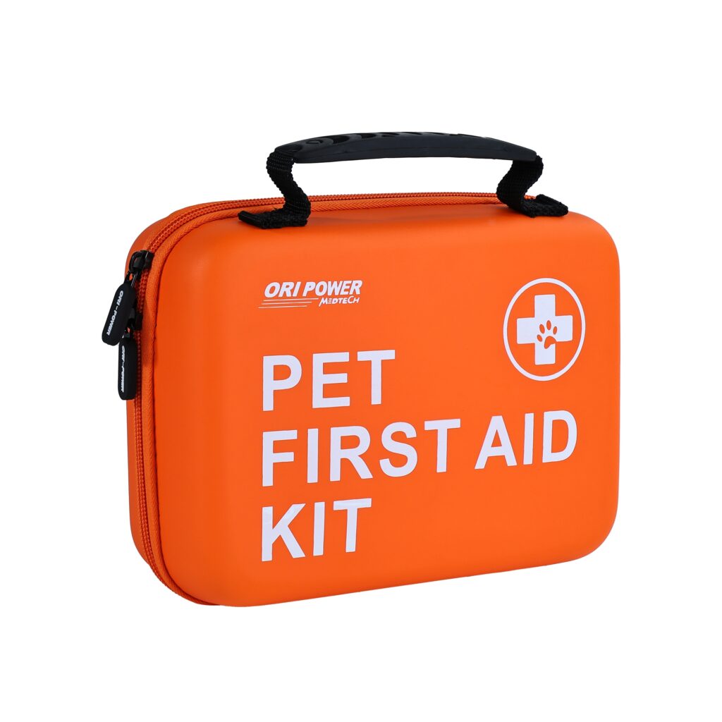 Demonstration der Vorderseite des umfassenden Notfallsets für Haustiere